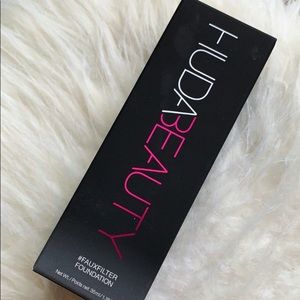 Huda Beauty Foundation 240N Toasted Coconut